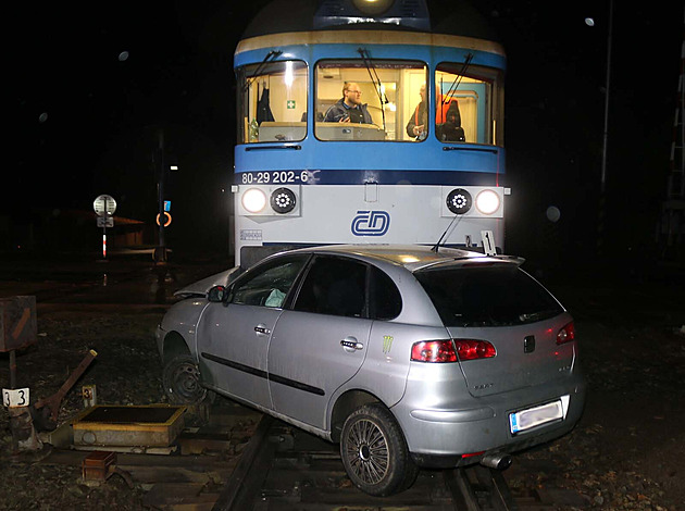 Opilci bourali ve stejné ulici v obci u Brna, jeden se srazil s vlakem
