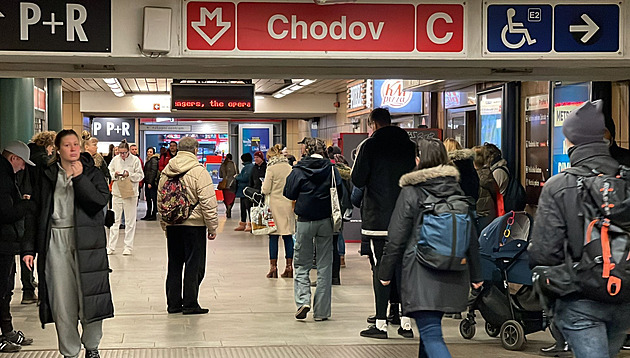 Mezi Kačerovem a Háji nejelo metro, na Chodově spadl muž do kolejiště