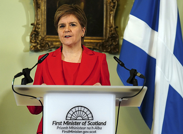 „Jsem taky člověk.“ Skotská premiérka Sturgeonová po osmi letech končí