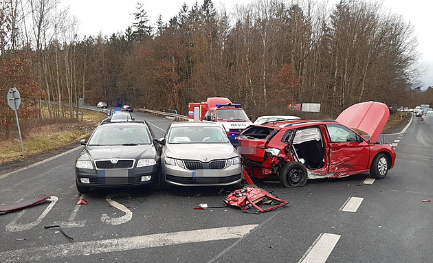 Na tahu z Prahy do Karlových Varů se srazila čtyři auta, zranili se tři lidé