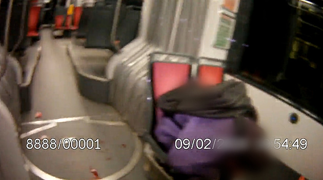 Muž v tramvaji surově napadl cizince, po rvačce zůstala podlaha od krve