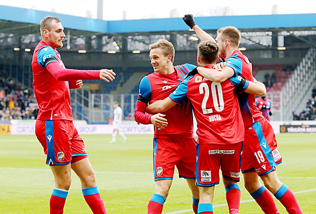 Plzeň - Č. Budějovice 2:1, obhájci titulu zařídil body Květ, dal oba góly