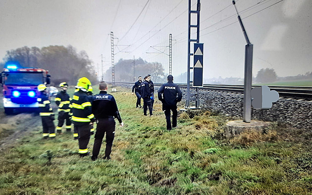 V Jaroměři vlak srazil a usmrtil člověka, provoz na trati byl přerušený