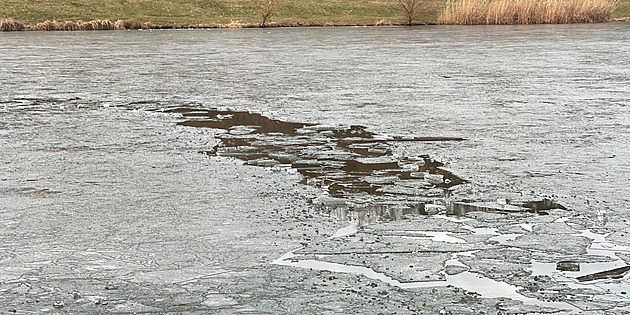 V pražském rybníku tonul chlapec, led se propadl i pod dívkou na Karlovarsku