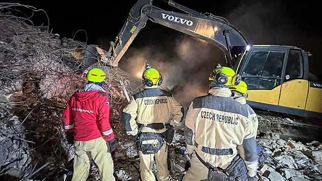 Čeští záchranáři se zřejmě vrátí v pátek, obětí zemětřesení je už 28 tisíc