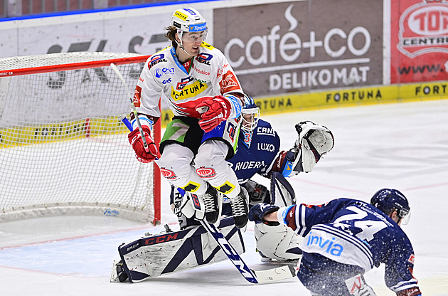 ONLINE: Vítkovice hrají s Pardubicemi, Plzeň hostí Spartu. Zabere Kometa?