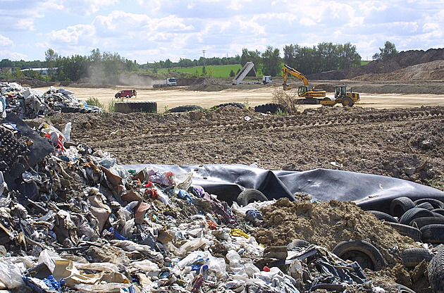 V Čáslavi se točí špinavé miliardy. Obří rostoucí skládka „smrdí“ nejen místním
