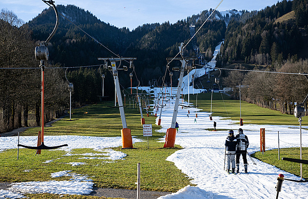 Soumrak lyžování v Česku. Přírodní sníh nestačí, bez nádrží vlekaři zbankrotují