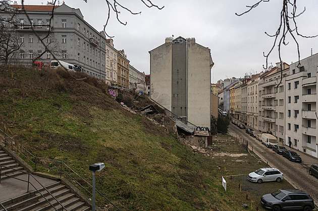V Praze u Grébovky se utrhl svah s prázdným domem i několika auty