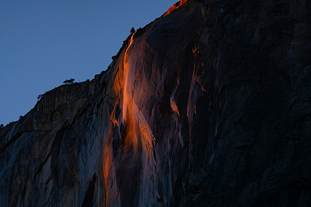 OBRAZEM: Zapadající slunce „zapálilo“ vodopády v Yosemitském národním parku