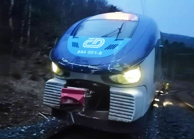 Vlak mezi Karlovými Vary a Chomutovem najel na spadlý strom, provoz na trati stojí