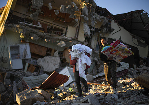 Obětí zemětřesení je přes 45 tisíc, s umírající nadějí doutná hněv