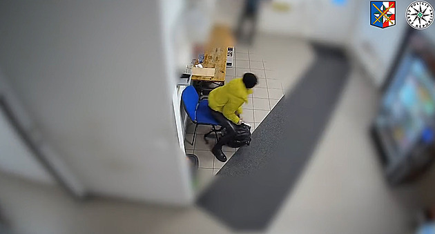 Zdrogovaná zlodějka kradla v obchodech, na pracovníky ostrahy vytáhla nůž