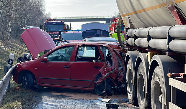 Nedaleko Zbiroha stála dálnice směrem na Plzeň, auto narazilo do náklaďáku