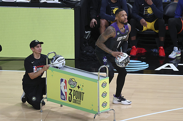 Zaspal, naháněl kurýra s jídlem. A večer nadchl NBA mistrovským kouskem