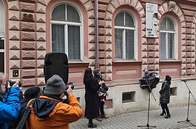 Pamětní deska jako obálka knihy. Plzeň si připomíná Miroslava Horníčka