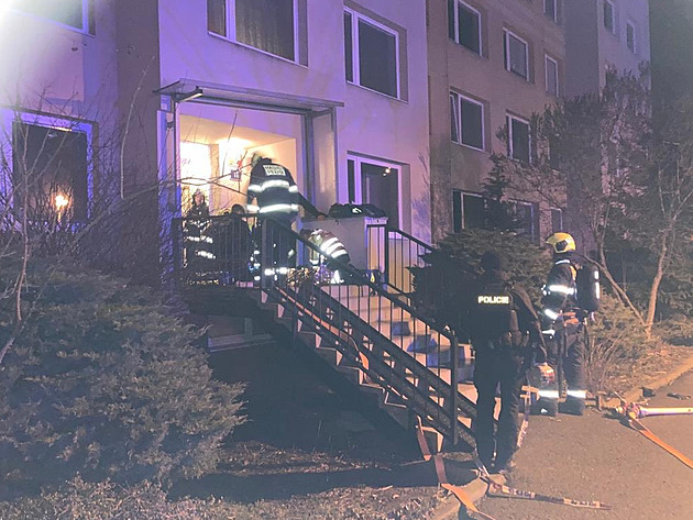 Hasiči při požáru bytu v Řepích našli mrtvého člověka. Oheň způsobila nedbalost