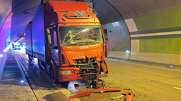 Dvě nehody na Pražském okruhu omezily průjezd Lochkovským tunelem