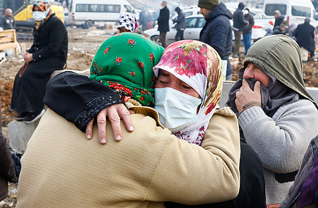 Mrtvých v Turecku a Sýrii je už přes 24 tisíc, oběti přibývají po stovkách