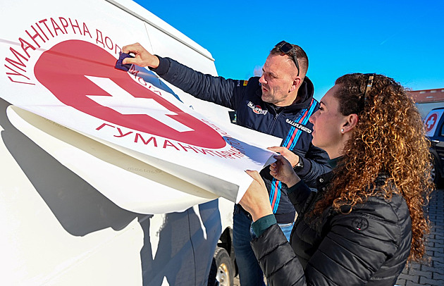 Maďaři se postavili Orbánovi. Ukrajincům posílají vybavení ze svých peněz