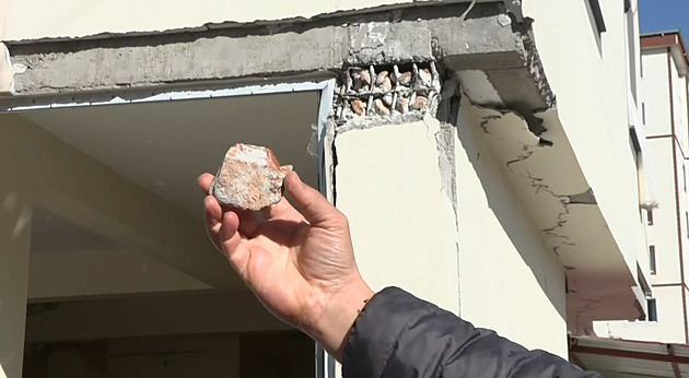 Kameny místo betonu. Video naznačuje, proč se domy v Turecku tak snadno řítily