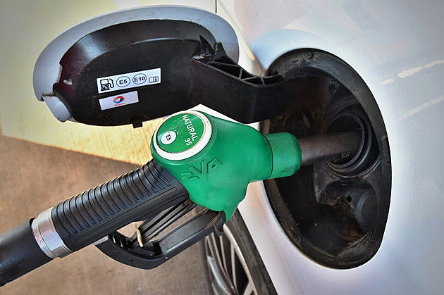 Nafta v Česku je nejlevnější od loňského ledna, dál klesá i cena benzinu