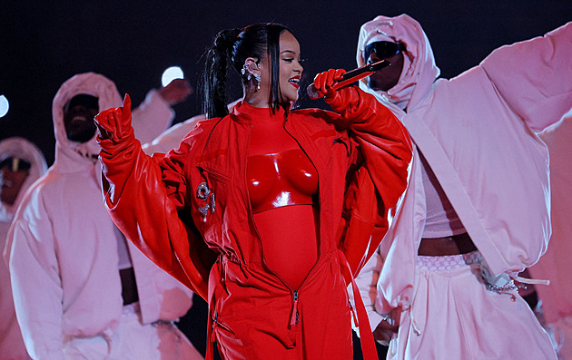 Podruhé těhotná zpěvačka Rihanna rozzářila poločas Super Bowlu