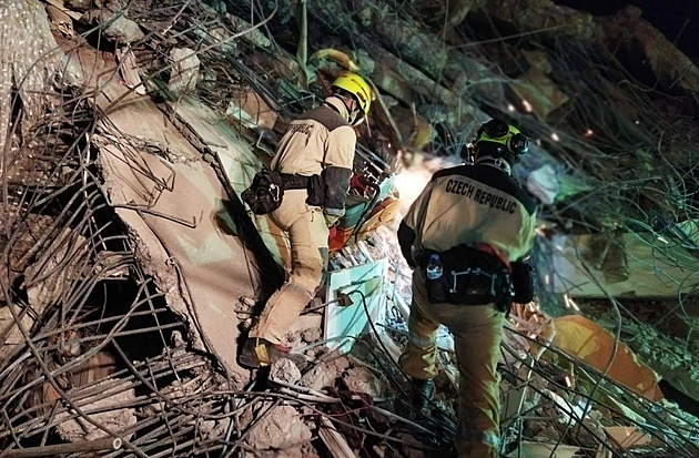 OBRAZEM: Čeští hasiči ukončili misi v Turecku. Našli 78 obětí, zachránili tři živé