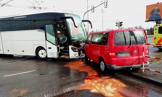 Autobus se v Českých Budějovicích srazil s dodávkou. Jeden člověk se zranil