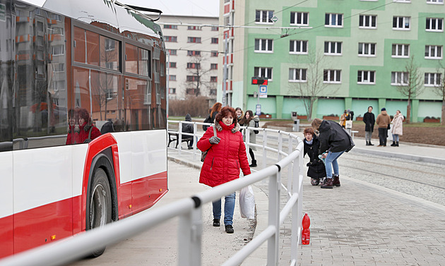 Zábradlí na opraveném náměstí rozčílilo cestující. Tragédie, říká architekt