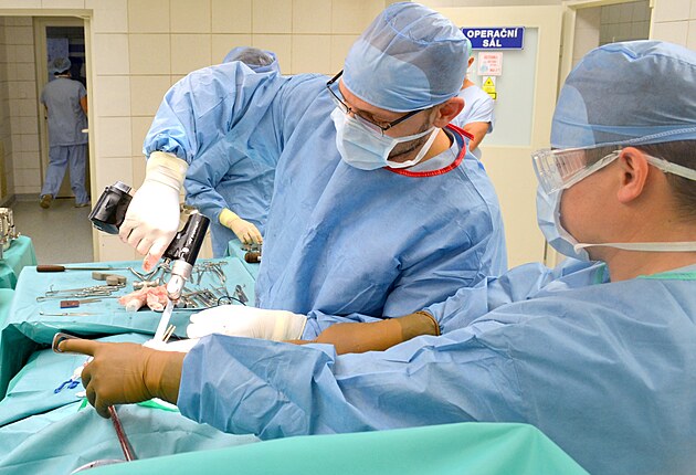 Ortopedi ternberské nemocnice u vyuívají pi operacích nové moderní vrtaky.