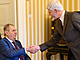 Miloš Zeman (vlevo) vítá svého nástupce na postu prezidenta republiky Petra...