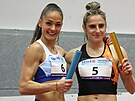 Zleva Tereza Petrilková, Lada Vondrová ped startem tafet en na 4x 200m.