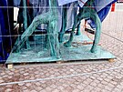 P�i instalaci sochy Hrachovina na Mendlov� n�m�st� v Brn� do�lo ke...