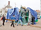 P�i instalaci sochy Hrachovina na Mendlov� n�m�st� v Brn� do�lo ke...