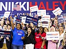 Nikki Haleyová oznámila kandidaturu na prezidentku. Na snímku úastníci mítinku...