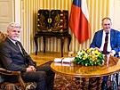 Prezident Milo Zeman (vpravo) a jeho nástupce v prezidentském úadu Petr Pavel...
