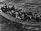 Lidé v záchranném lunu po potopení Titaniku (duben 1912)