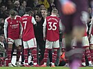 Trenér Arsenalu Mikel Arteta se snaí motivovat svj tým bhem domácího utkání...