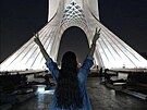Neznámá Íránka symbolickým sundáním hidábu protestuje proti íránskému reimu....
