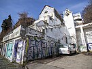 Zdi zkrachoval�ho hotelu Van��ek pod Strahovem jsou pokryty graffiti. (19....