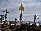 Nové hroby na mstském hbitov v Bachmutu (10. února 2023)