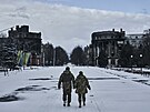 Ukrajintí vojáci prochází ulicí v Bachmutu. (12. února 2023)