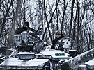 Ukrajinský tank postupuje v pední linii v Bachmutu. (12. února 2023)