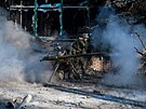 Ukrajintí vojáci stílejí z protitankového granátometu SPG-9 v první linii ve...
