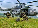 Vojáci pi výsadku z vrtulníku Mi-17