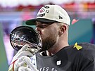 Travis Kelce z Kansas City Chiefs líbá trofej pro vítze Super Bowlu  (12....