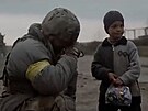 Chlapec rozplakal ukrajinského vojáka, který se ho ptal na rodie