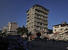 Záchranái pátrají v troskách zniených budov v Antalyi na jihu Turecka. (9....