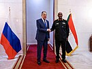 Ruský ministr zahranií Sergej Lavrov (vlevo) s éfem súdánské svrchované rady...